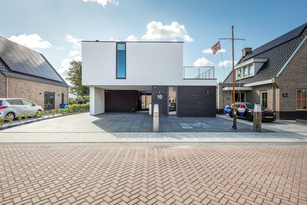 Vooraanzicht moderne vrijstaande woning in de Oranjewijk op Urk